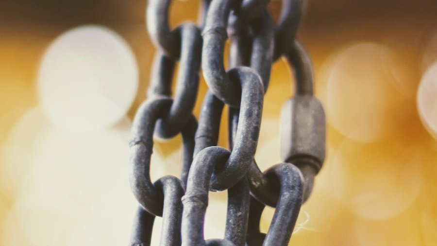 brown metal chain in focus photography