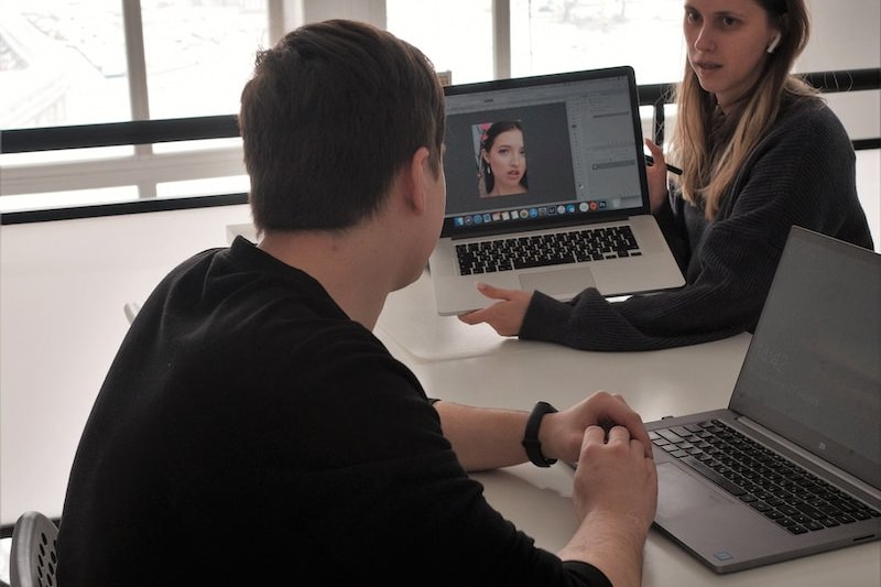 man in black long sleeve shirt using macbook pro