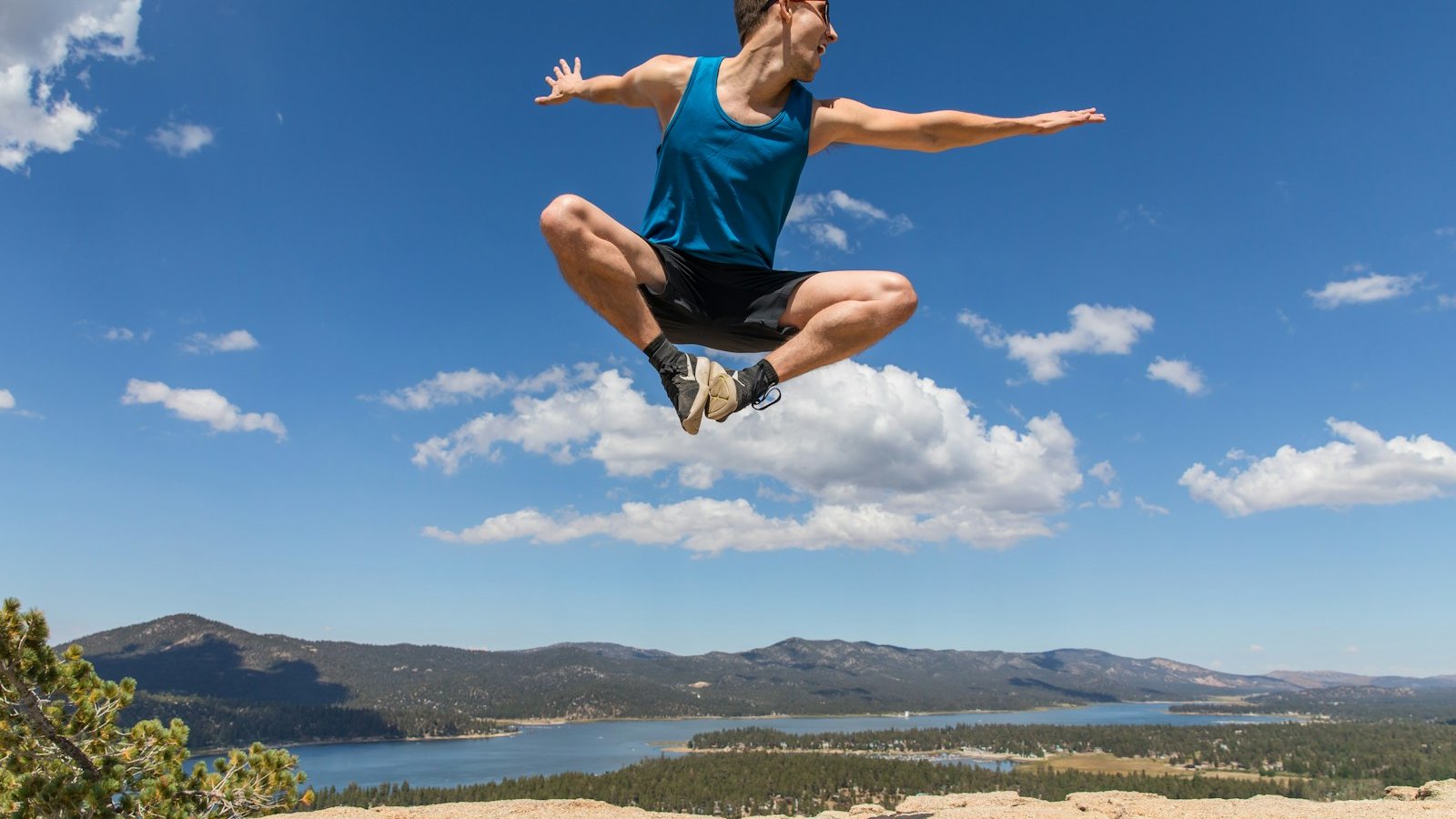 man doing jumpshot during daytime